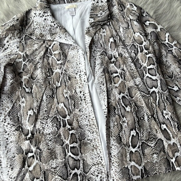 Chicos Cardigan Sz 1 Medium Open Front Snake Print 3/4 Sleeve Black White Casual - Picture 2 of 9